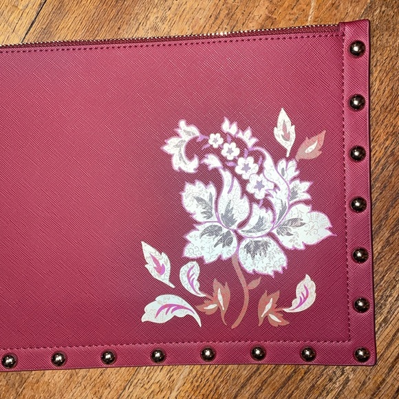 •WHITE HOUSE BLACK MARKET•NWT MAROON FLORAL SILVER STUDDED WRISTLET- CLUTCH - Picture 4 of 9